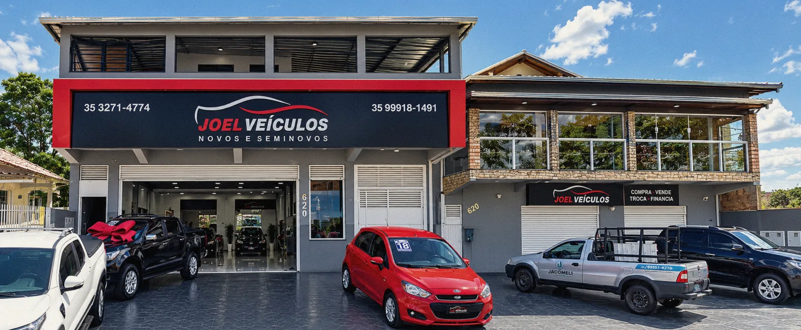 Fachada da loja Joel Veículos em Lambari - MG, com veículos expostos na frente